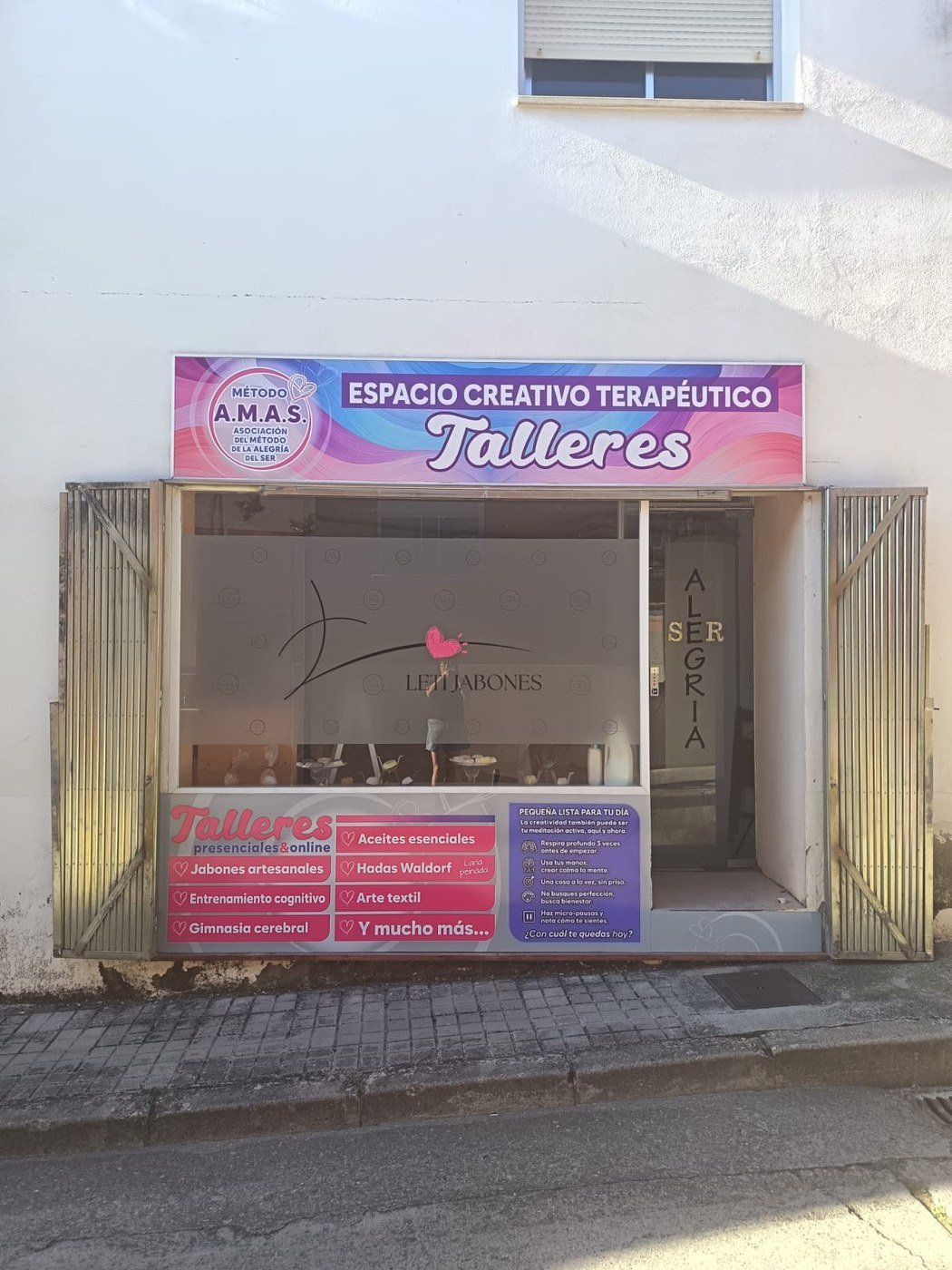 El escaparate del espacio de Leticia, con el banner del Método A.M.A.S y la lista de talleres