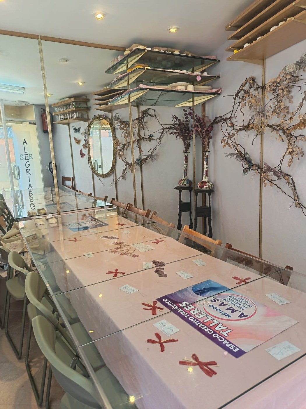 Sala del taller preparada con mesa, luz cálida y un rincón para crear en calma